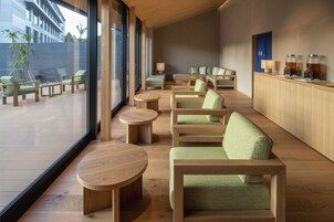 Un intérieur moderne avec des meubles en bois et de grandes fenêtres.
