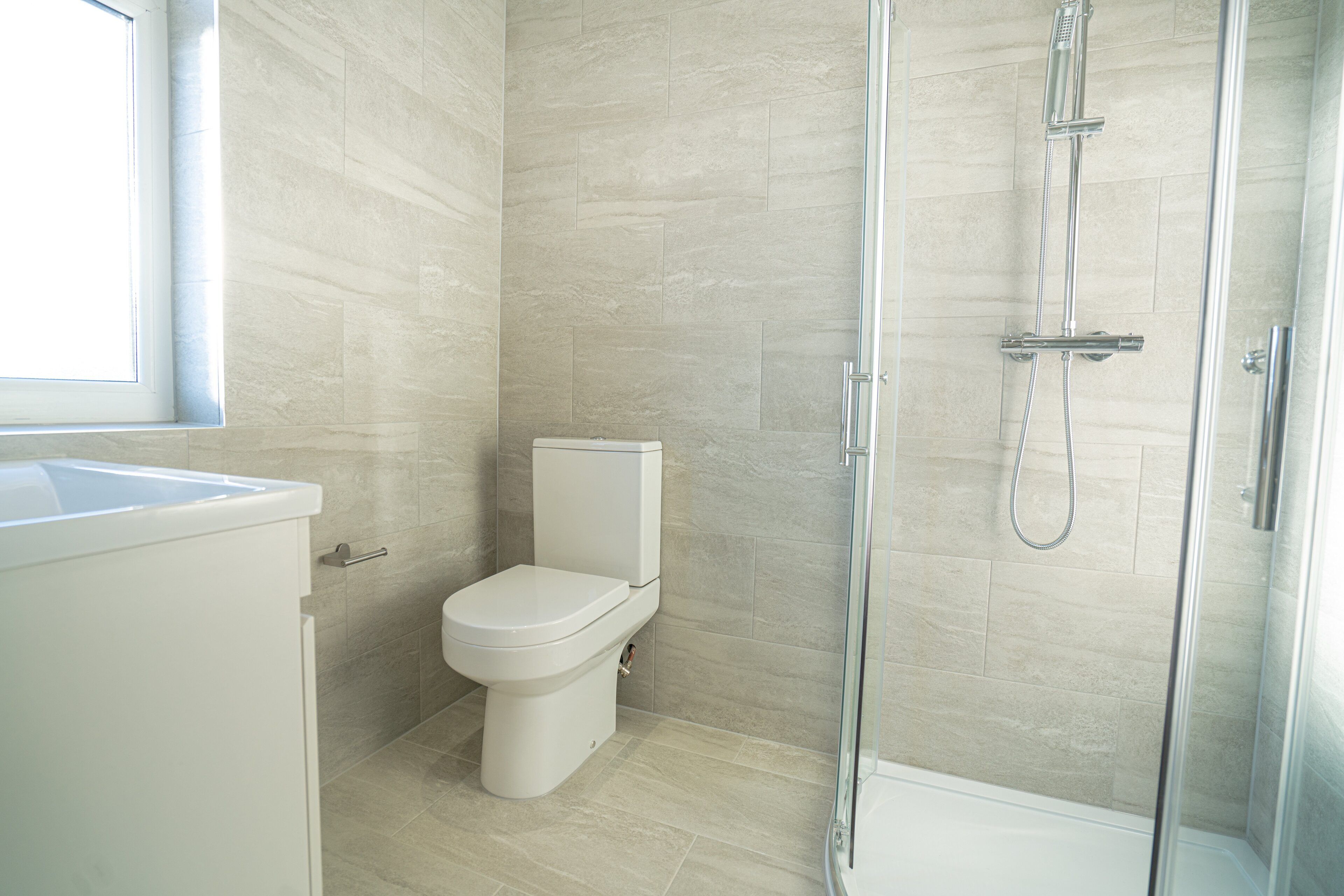Dusche, Haartrockner, Handtücher, Toilettenpapier