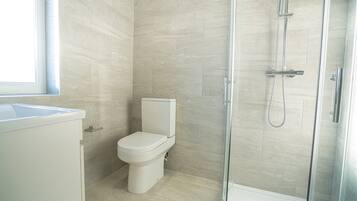 Dusche, Haartrockner, Handtücher, Toilettenpapier