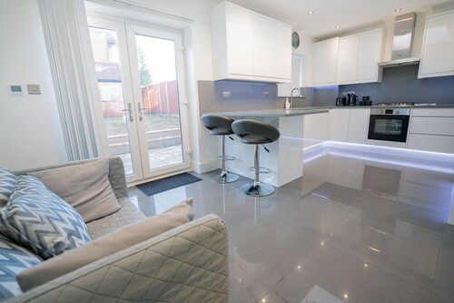 Newly Refurbished Modern 4 Bed Detached House