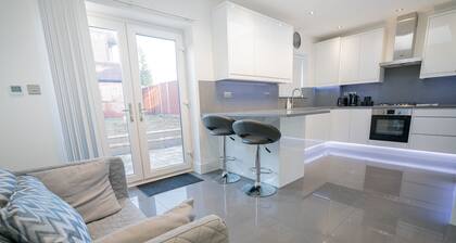Newly Refurbished Modern 4 Bed Detached House
