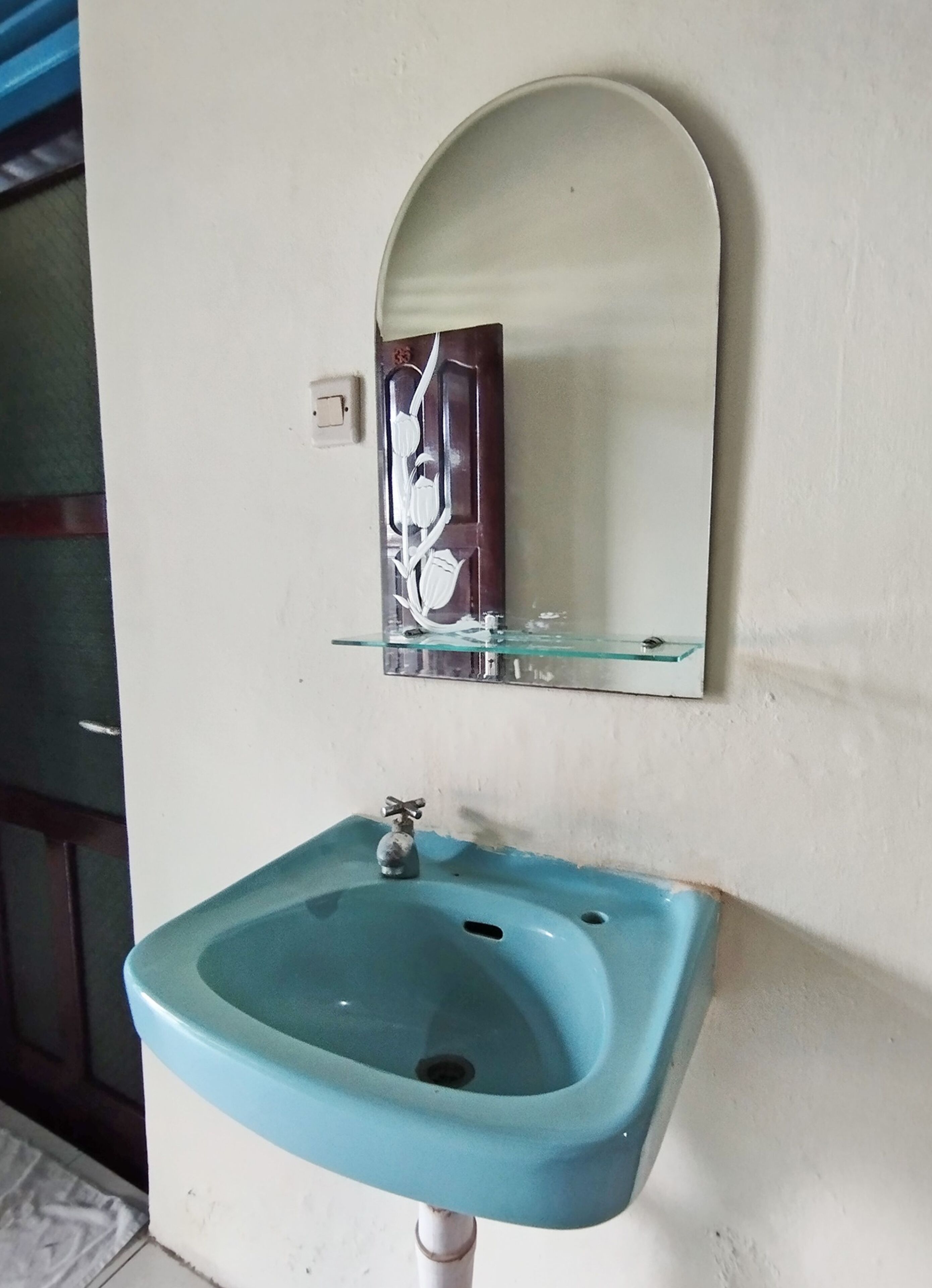 Doppia Standard | Bagno | Doccia, soffione a pioggia, asciugamani, carta igienica