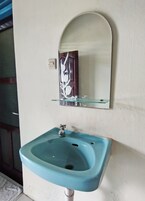 Habitación estándar doble | Baño | Ducha, cabezal de ducha tipo lluvia, toallas y papel higiénico
