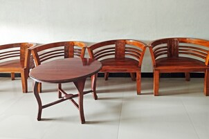 Área de estar no saguão