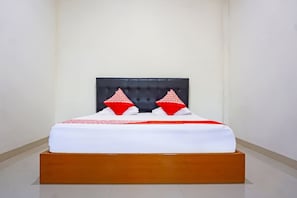 Quarto casal standard | Cofres nos quartos, escrivaninha, espaço de trabalho para notebook