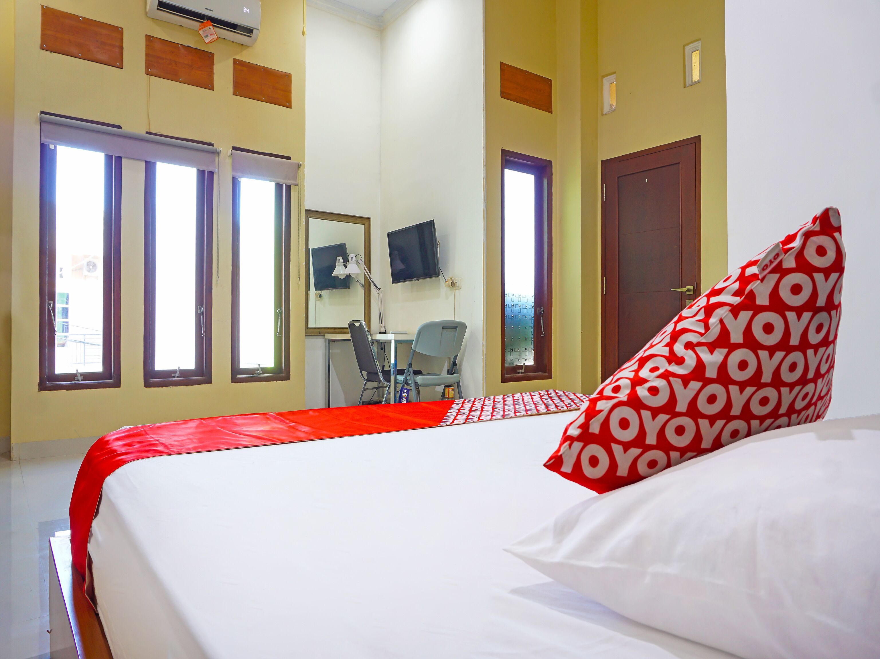 In-room safe, desk, laptop workspace, WiFi (free)