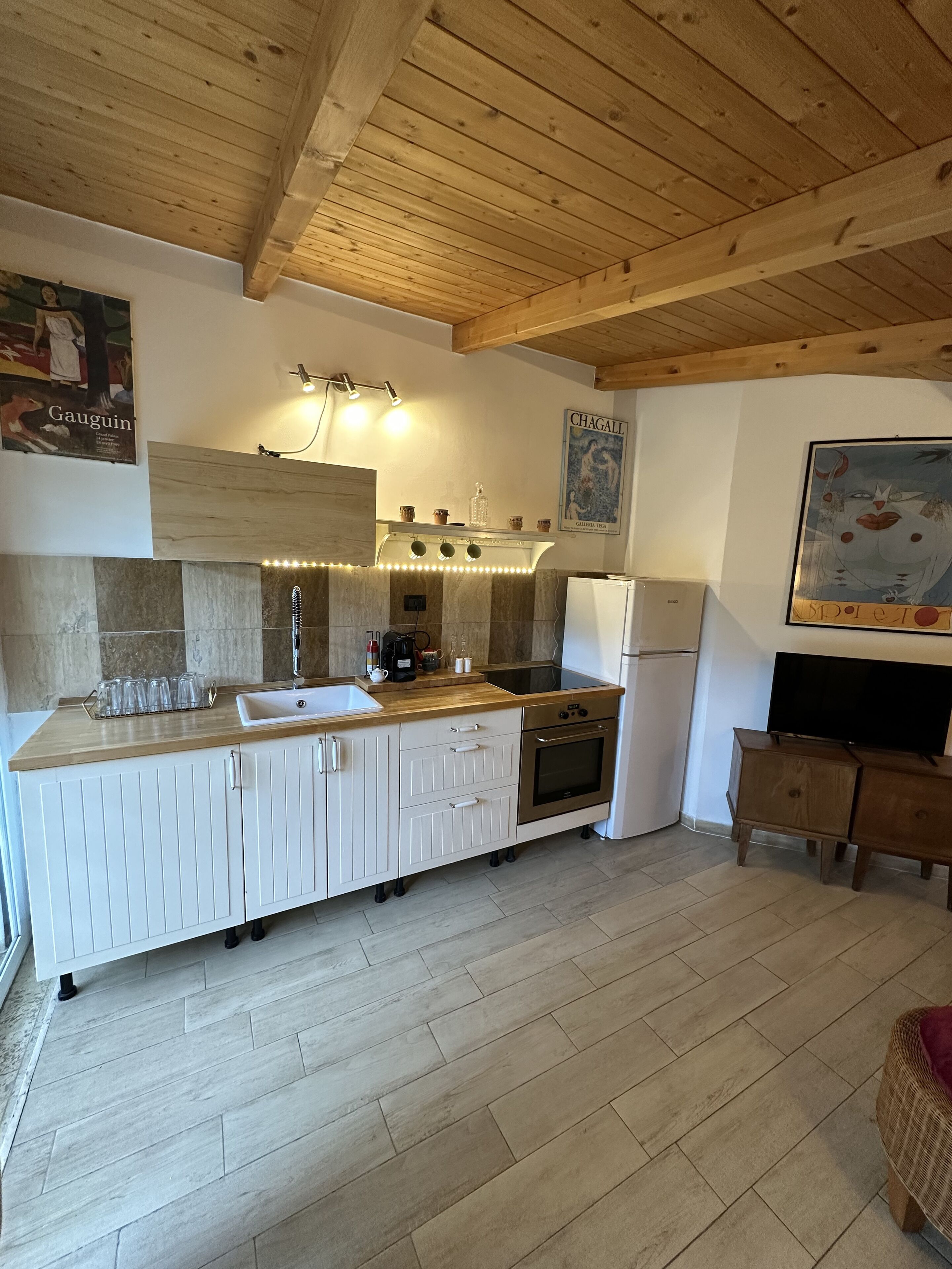 Kylskåp, ugn, kaffe- och tebryggare och vattenkokare