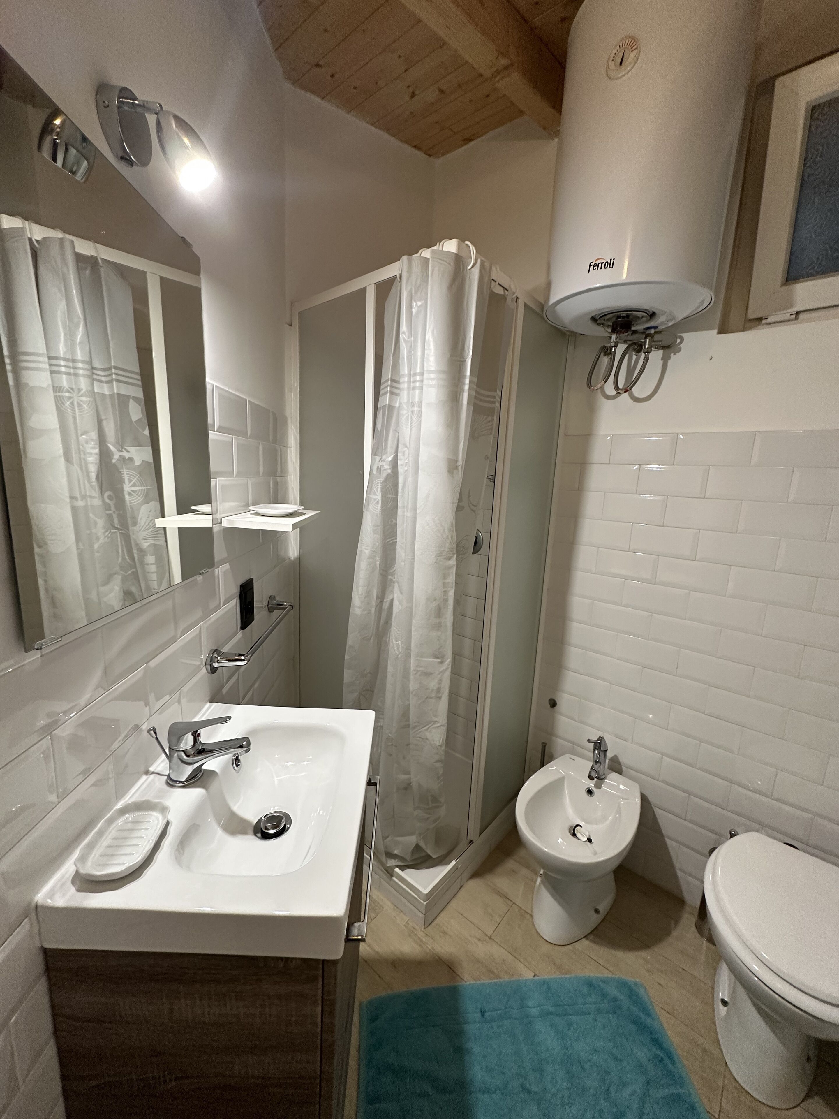 Haartrockner, Handtücher, Seife, Toilettenpapier