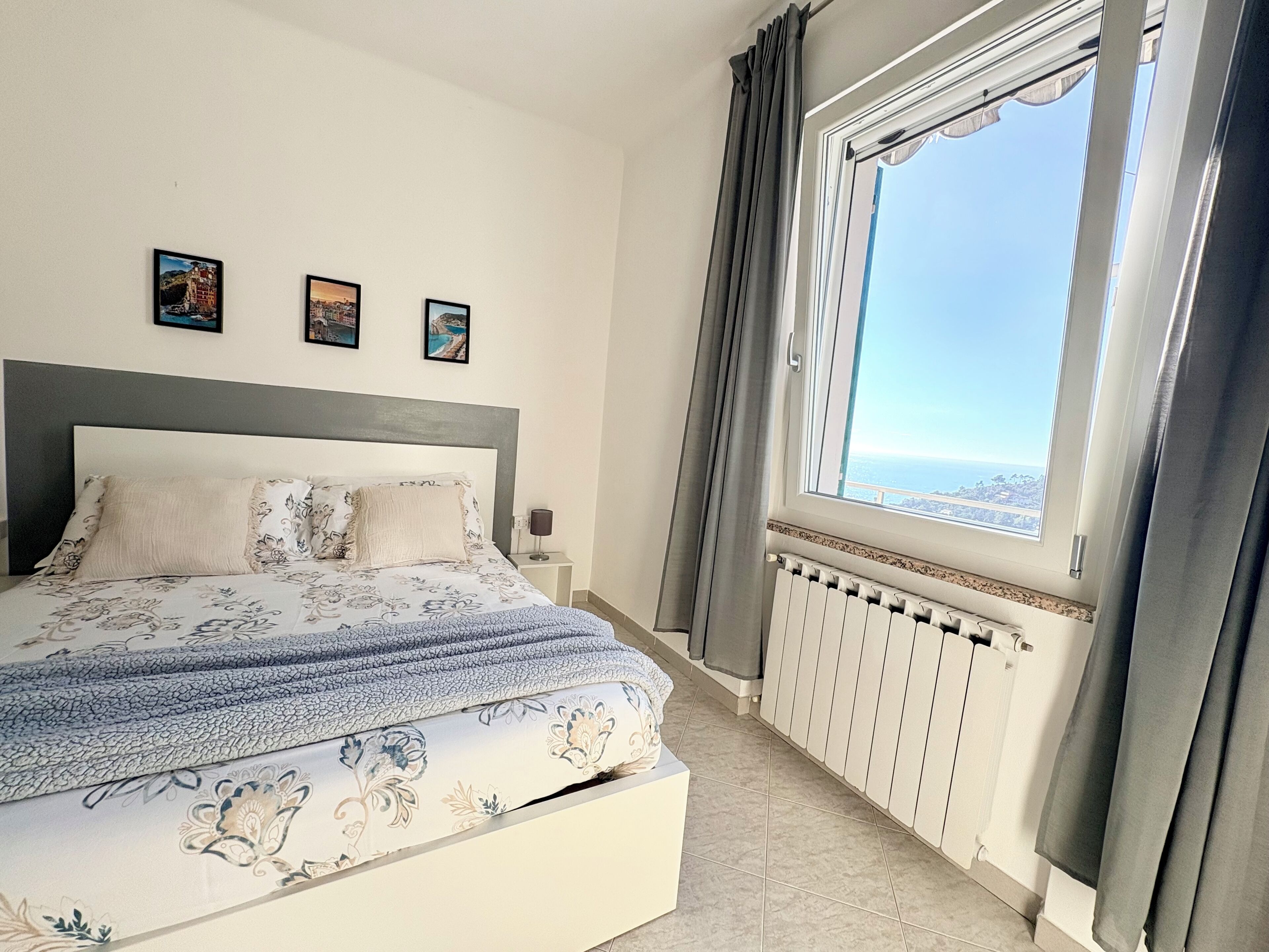 2 dormitorios, caja fuerte, tabla de planchar con plancha