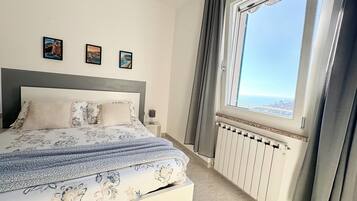 2 dormitorios, caja fuerte, tabla de planchar con plancha