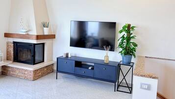 Smart-TV, Kamin, Bücher