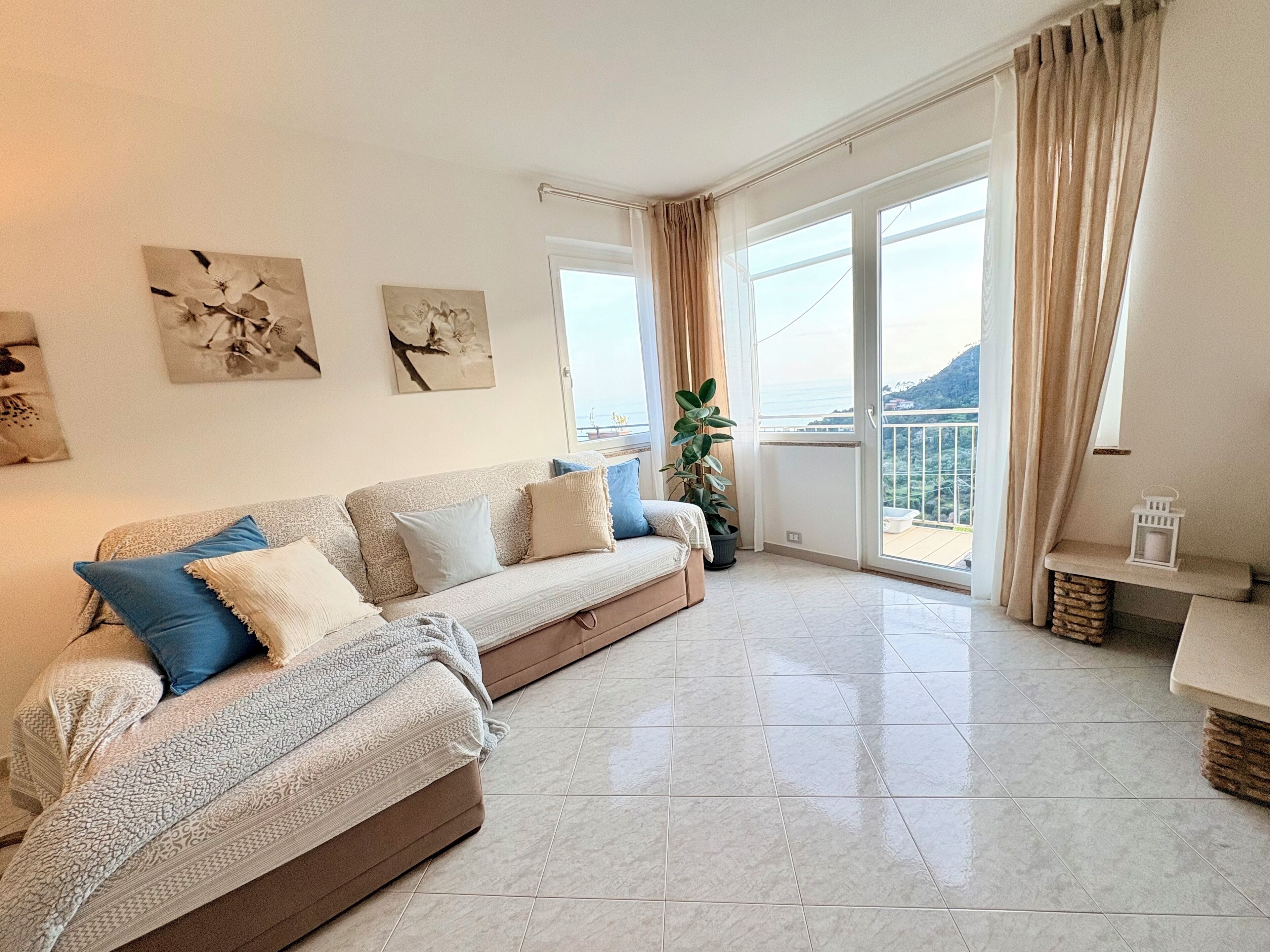 Una Smart TV, una chimenea, libros