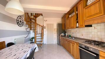 Frigorifero, forno, piano cottura, macchina per tè/caffè