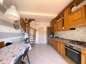 Réfrigérateur, four, plaque de cuisson, cafetière/bouilloire