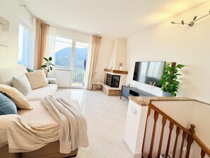 Smart TV, chimenea, libros