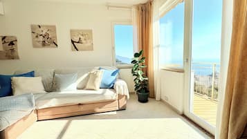 Smart-TV, Kamin, Bücher