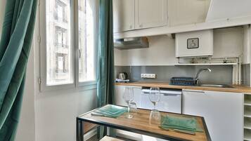 Een koelkast, een microgolfoven, een kookplaat