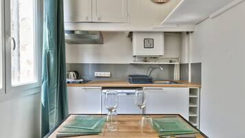 Réfrigérateur, micro-ondes, plaque de cuisson, cafetière/bouilloire