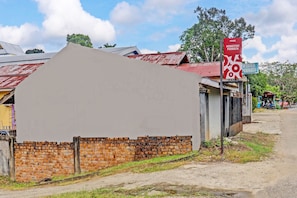 Vista frontal de la propiedad