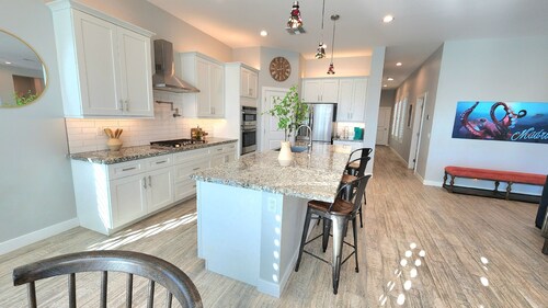 Luxury 3BR 3BA Villa, Private Pool, Pet Friendly*, Indoor Fireplace, 1.25 Acres