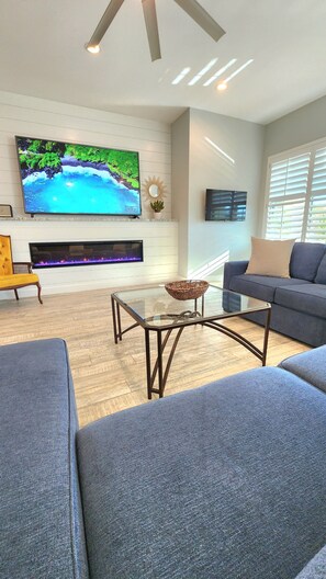 Smart TV, fireplace, stereo