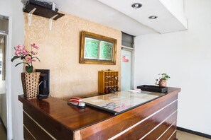 Reception - OYO 91878 Cherry Red Hotel (Medan)