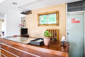 Reception - OYO 91878 Cherry Red Hotel (Medan)