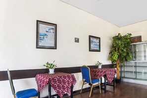 Lobby sitting area - OYO 91878 Cherry Red Hotel (Medan)