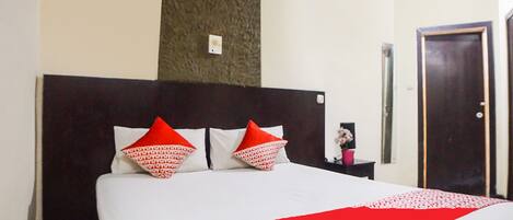 Deluxe Double Room | Desk, bed sheets