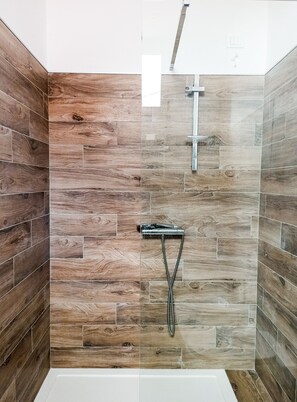 Design Room | Bathroom | Shower, hair dryer, bidet, towels