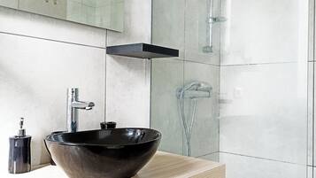 Exclusief appartement, 1 slaapkamer | Badkamer | Een douche, een haardroger, een bidet, handdoeken