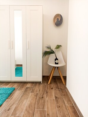 Design Room | Premium bedding, pillowtop beds, free WiFi - Kolossoi Guest House (Cabras)