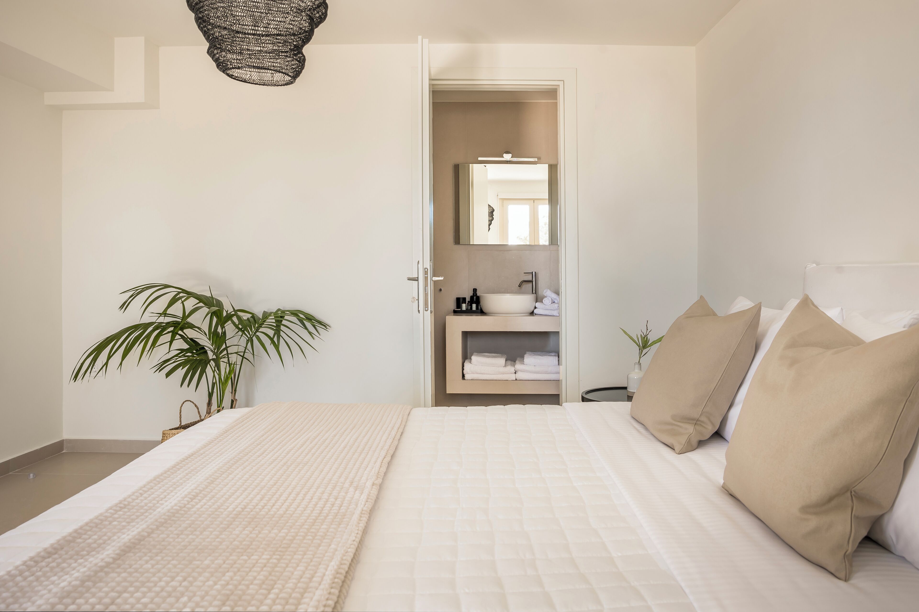2 bedrooms, Egyptian cotton sheets, premium bedding, in-room safe