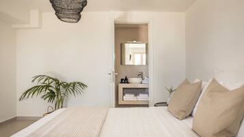 2 bedrooms, Egyptian cotton sheets, premium bedding, in-room safe