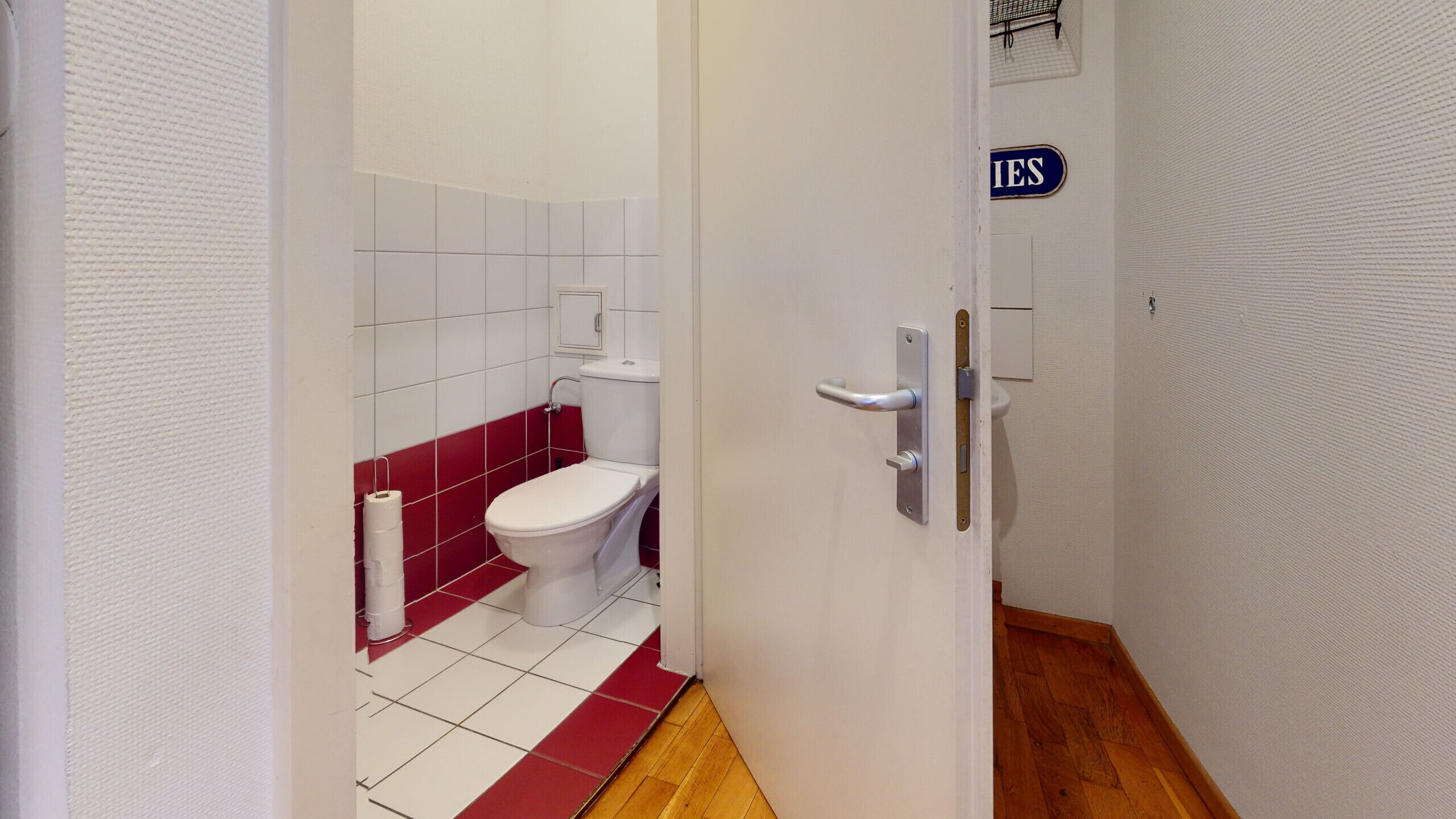 Badewanne, Haartrockner, Handtücher, Seife