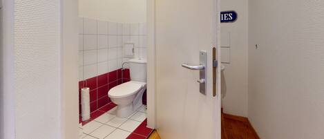 Badewanne, Haartrockner, Handtücher