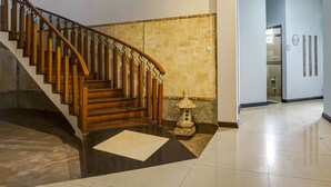A staircase with wooden railings and a tiled floor. - Capital O 91140 Ayodya Kebon Jeruk (Jakarta)
