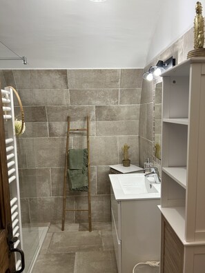 Shower, hair dryer, towels