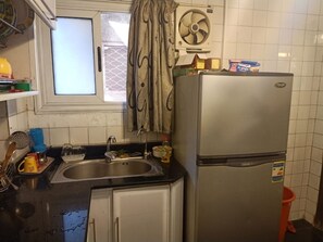 Refrigerador, horno, parrilla de estufa y tetera eléctrica 