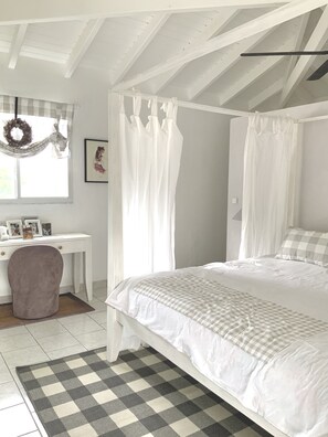 3 makuuhuonetta, työpöytä, silitysrauta/-lauta, ilmainen Wi-Fi