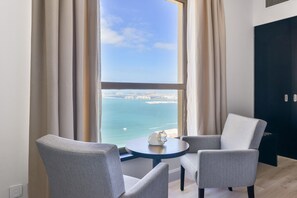 Caja de seguridad en la habitación, muebles diferentes y escritorio