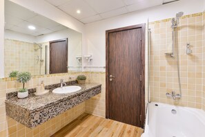 Amenidades de baño gratuitas, secadora de cabello, batas, pantuflas