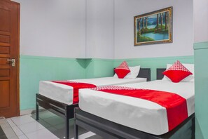 标准双床房 | 办公桌、笔记本电脑工作区、遮光窗帘、免费 WiFi