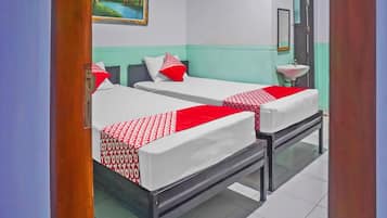 Standard Twin Room | Desk, laptop workspace, blackout drapes, free WiFi