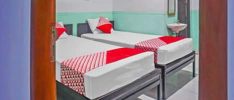 Standard Twin Room | Desk, laptop workspace, blackout drapes, free WiFi