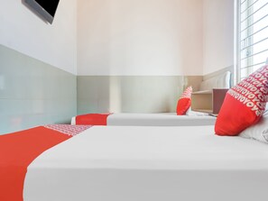 标准双床房 | 办公桌、免费 WiFi、床单