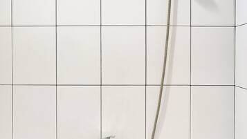 Kamar Twin Standar | Kamar mandi | Shower, handuk, dan tisu toilet