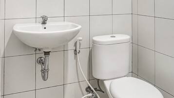 Standard Twin Room | Bilik Mandi | Pancuran mandi, tuala disediakan, tisu tandas