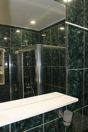 Dusche, Haartrockner, Bidet, Handtücher