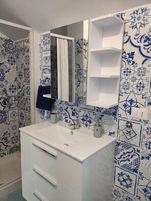 Doccia, asciugacapelli, bidet, asciugamani
